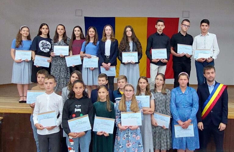 FOTO Aproximativ 100 de elevi din Salcea, cu cele mai bune rezultate la învățătură, au fost premiați de primarul Ezekiel Belțic: „Vacanță binecuvântată de Dumnezeu tuturor elevilor și succes la admiterea la liceu pentru cei ce au finalizat clasa a VIII-a”