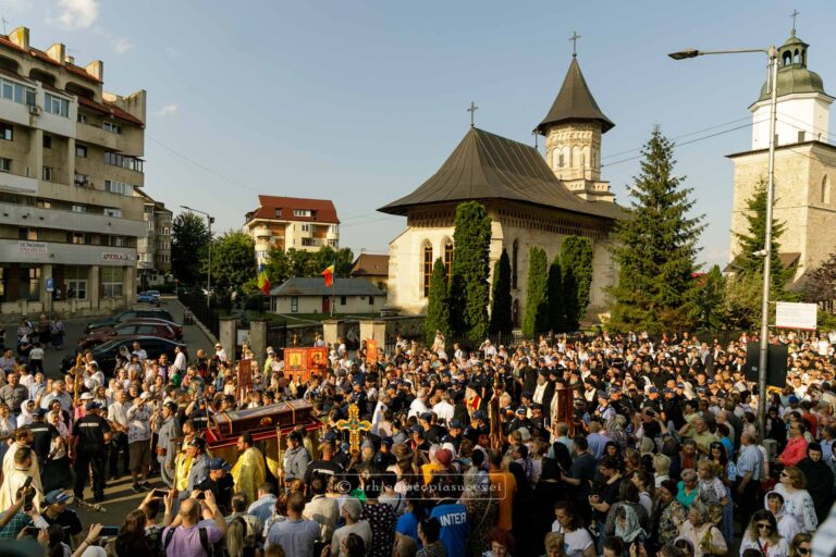 FOTO Mii de pelerini au luat parte la Procesiunea „Calea Sfinților” desfășurată în municipiul Suceava