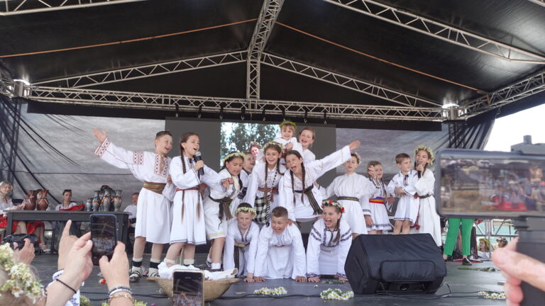 VIDEO FOTO Atmosferă de poveste la cea de-a IX-a ediție a Festivalului Național Concurs „Regina Sânzienilor” de la Vicovu de Sus: „Trebuie să promovăm zona pe toate palierele”
