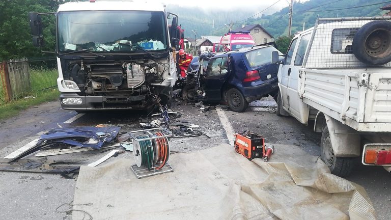 FOTO Carambol între două camionete și o mașină produs la Broșteni