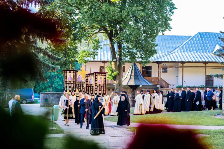 Racla cu moaștele Sfântului Mare Mucenic Ioan cel Nou de la Suceava a fost așezată spre închinare
