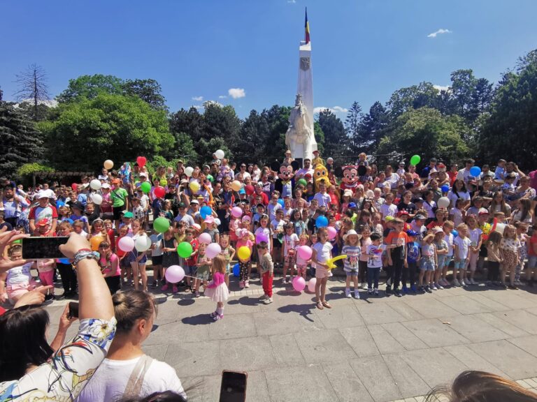 FOTO Copiii din Rădăuți au avut o zi de poveste de Ziua Internațională a Copilului: „Mă bucur că sunt prezenți foarte mulți copii și părinți”