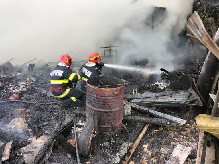 FOTO Doi bătrâni de aproape 80 de ani au suferit arsuri după ce gospodăriile le-au fost distruse de un incendiu puternic, la Zvoriștea
