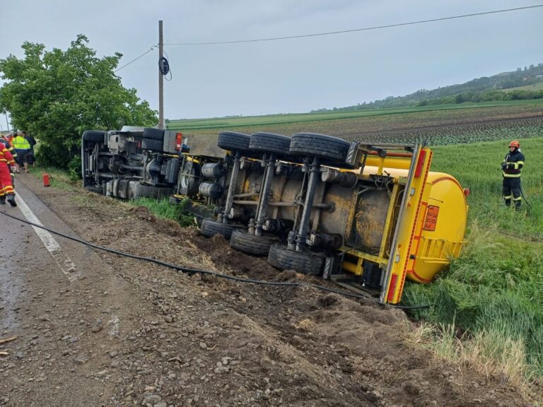 FOTO O autocisternă încărcată cu motorină s-a răsturnat la Grănicești