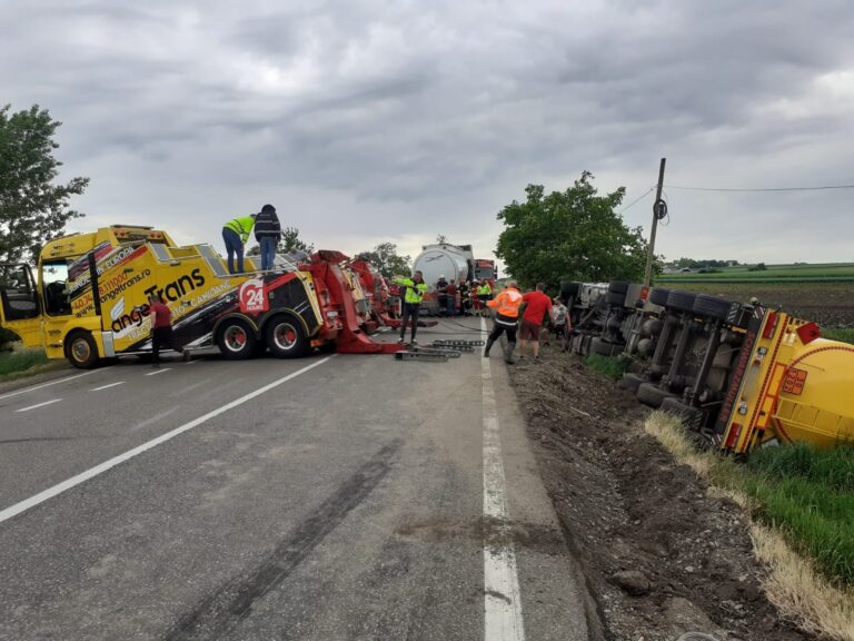 FOTO Traficul rutier a fost blocat din de trei ore la Grănicești după ce un ucrainean neatent s-a răsturnat cu o autocisternă încărcată cu motorină