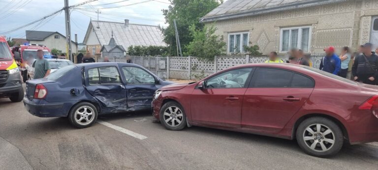 FOTO Accident cu trei răniți produs la Pătrăuți de un bătrânel de 84 de ani care a întors mașina în mijlocul drumului, fără să se asigure