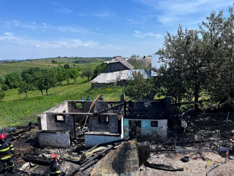 FOTO Un incendiu de proporții a izbucnit într-o gospodărie din Drăgoiești. O femeie a avut nevoie de îngrijiri medicale