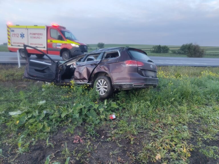 FOTO Accident cu trei răniți produs la Ilișești de un șofer care a adormit la volan