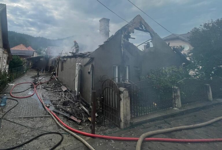 FOTO Incendiu de proporții izbucnit într-o gospodărie din Vama