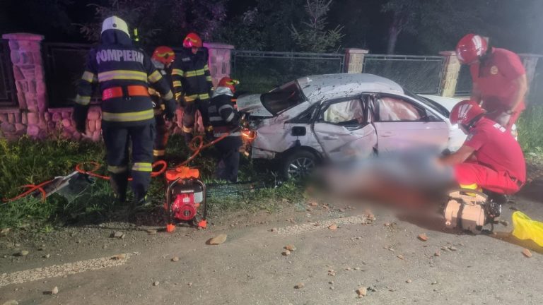 FOTO Individul care a forțat producerea accidentului mortal de la Frătăuții Vechi a fost reținut pentru 24 de ore. Un tânăr a murit, iar o fetiță de 4 ani a ajuns în stare gravă la spital