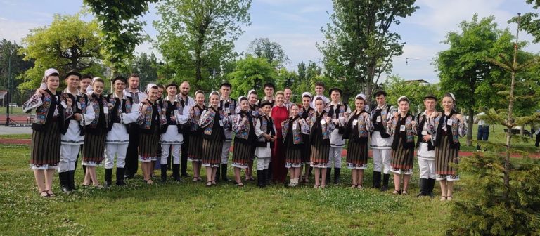 FOTO Ansamblul folcloric „Plai Bucovinean” din Dorna Candrenilor a câștigat premiul I la Concursul Național al Copiilor „Călușul Românesc” din Slatina: „Este unul dintre cele mai prestigioase festivaluri de copii din țară”