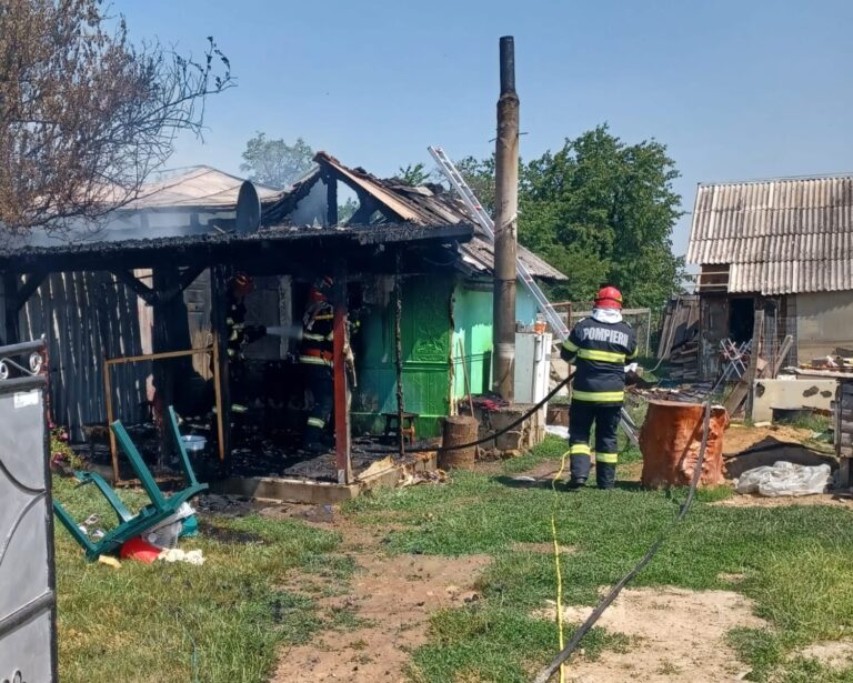 FOTO O femeie a murit după ce locuința ei din Dumbrăveni a fost cuprinsă de flăcări