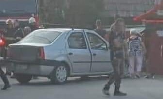 FOTO Un bătrân beat turtă și-a băgat nepoții în spital după ce s-a izbit cu mașina în gardul unei case, la Ostra