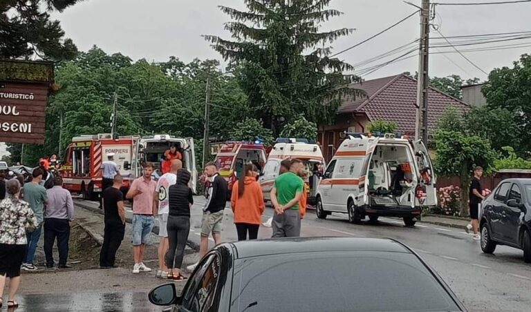 VIDEO FOTO Accident cu 11 persoane implicate, la Drăgușeni. Pompierii au activat Planului Roșu de Intervenție