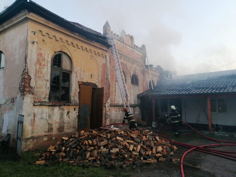 FOTO Incendiu izbucnit noaptea trecută la o sinagogă din Rădăuți