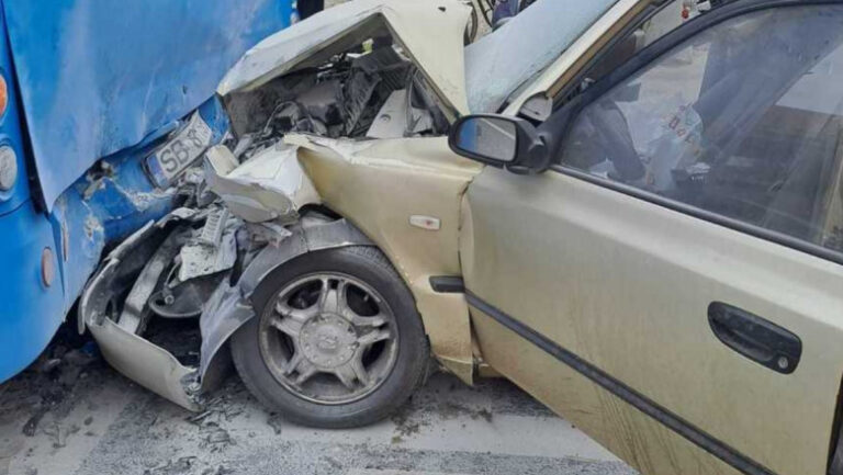 Un bărbat a ajuns la spital după ce o șoferiță s-a izbit într-un autobuz, la Poiana Stampei
