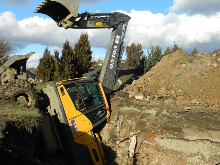 Un bărbat a ajuns la spital după ce s-a răsturnat cu un excavator, la Cârlibaba