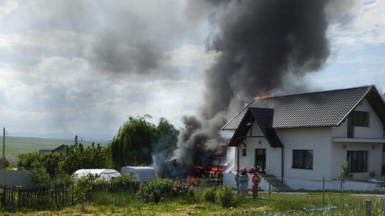 FOTO Un adolescent care încerca să alimenteze un scuter cu benzină a dat foc la trei gospodării, la Sfântu Ilie