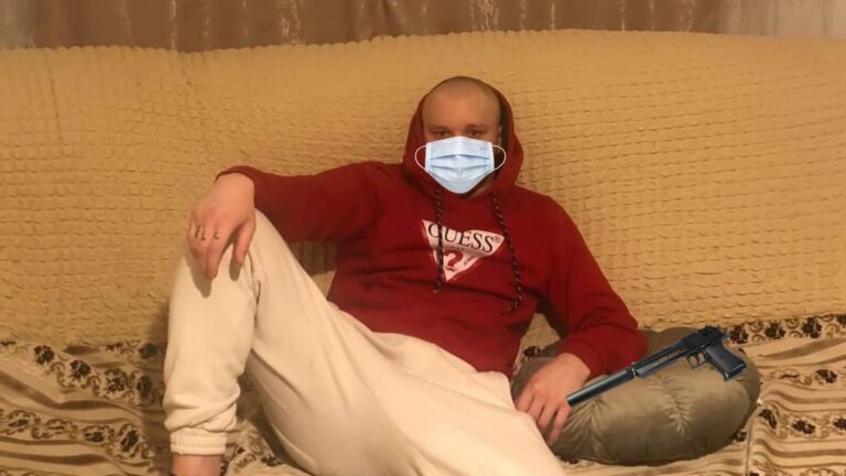 Un recidivist s-a echipat cu o mască chirurgicală și un pistol de jucărie și a dat un jaf de 500 de lei la o sală de păcănele din Burdujeni