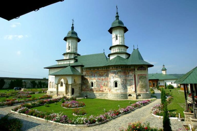 Un bărbat a fost săltat de polițiști de la Mănăstirea Râșca și dus la Penitenciarul Botoșani