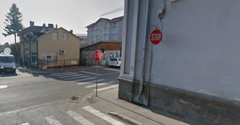 Un băiat de 4 ani a fost lovit de o mașină pe o trecere pentru pietoni din Fălticeni