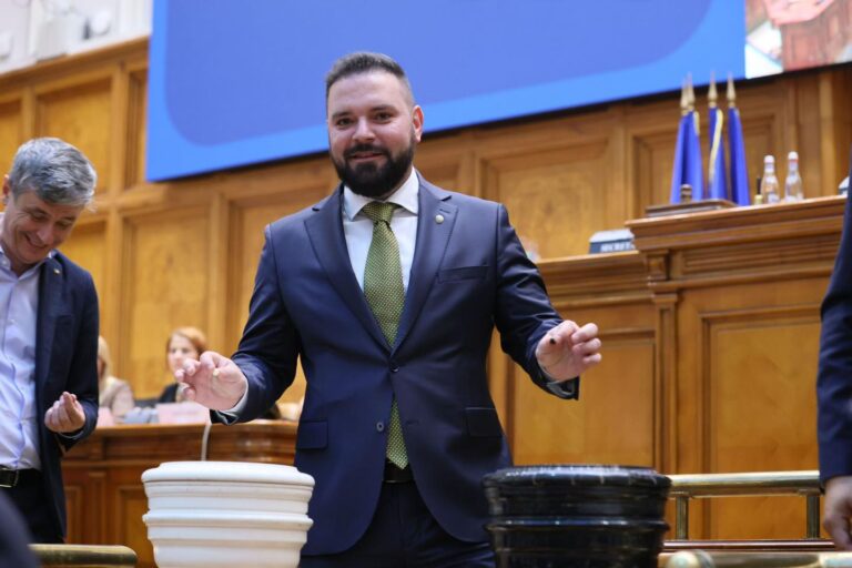 Deputatul Vlad Piedone Popescu i-a urat succes lui Marcel Ciolacu, noul premier al României: „Guvernul își propune să rezolve în primul rând problemele stringente ale României, dar, în același timp, să urgenteze dezvoltarea și modernizarea țării”