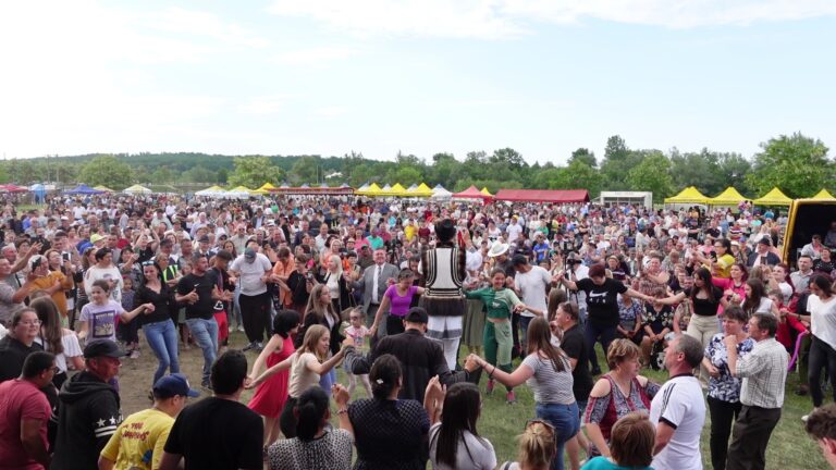 FOTO Întreaga comunitate din Râșca a sărbătorit Ziua Comunei pe toloaca din localitate: „Vă doresc multă sănătate și bucurați-vă de ziua de azi”