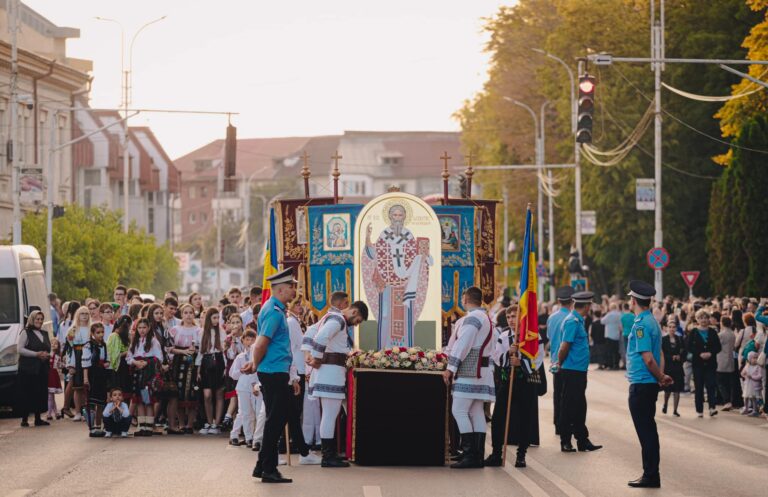 FOTO Racla cu moaștele Sfântului Ierarh Leontie, de la Mănăstirea Bogdana, a fost purtată în procesiune, pentru prima dată, pe străzile din Rădăuți. Peste 6.000 de persoane au fost prezente
