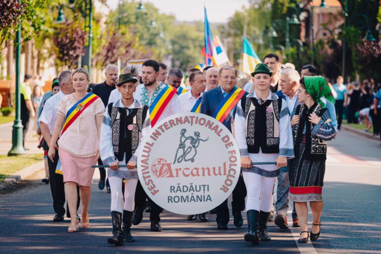 FOTO Peste 400 de artiști i-au încântat pe rădăuțeni cu parada ce a marcat debutul Festivalului Internațional de Folclor „Arcanul”