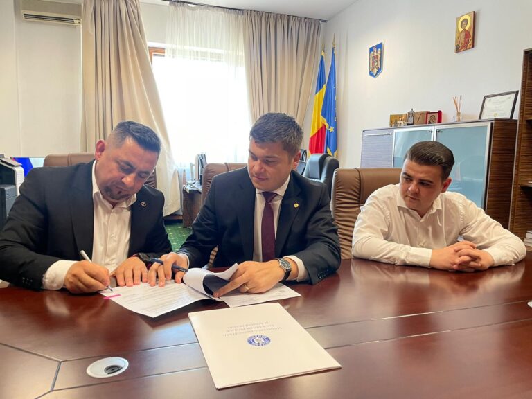 FOTO Deputatul George Șoldan a anunțat semnarea unui contract în valoare de 18,5 milioane de lei pentru 20 de kilometri de apă și canal în comuna Arbore