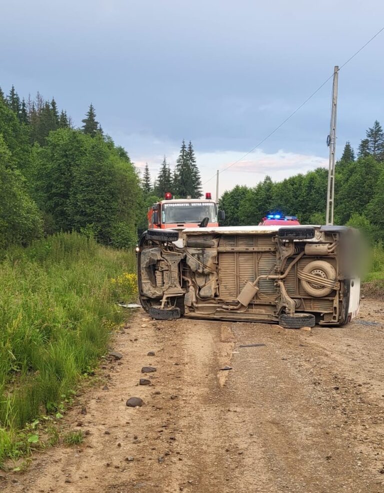 FOTO Un bărbat a murit strivit sub o autoutilitară, la Poiana Stampei