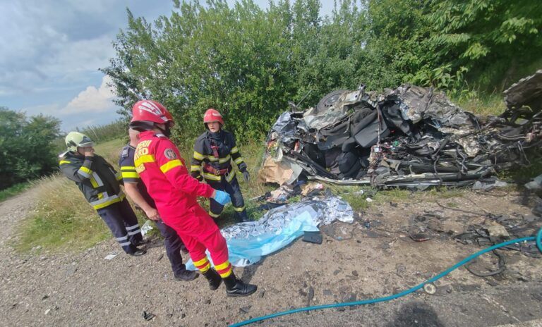 FOTO Un șofer a murit într-un accident produs între o mașină și un TIR, la Cornu Luncii