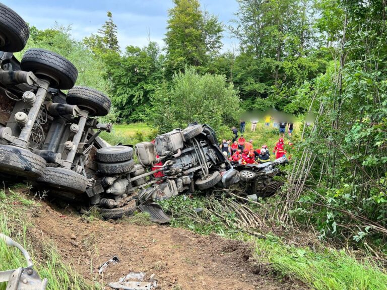FOTO Detaliile cumplitului accident rutier de la Ilișești în care și-au pierdut viața doi bărbați, iar al treilea se zbate în viață și moarte