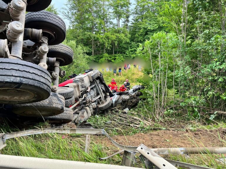 FOTO Cumplit accident produs la Ilișești. Două persoane au murit, iar un bărbat este resuscitat la fața locului