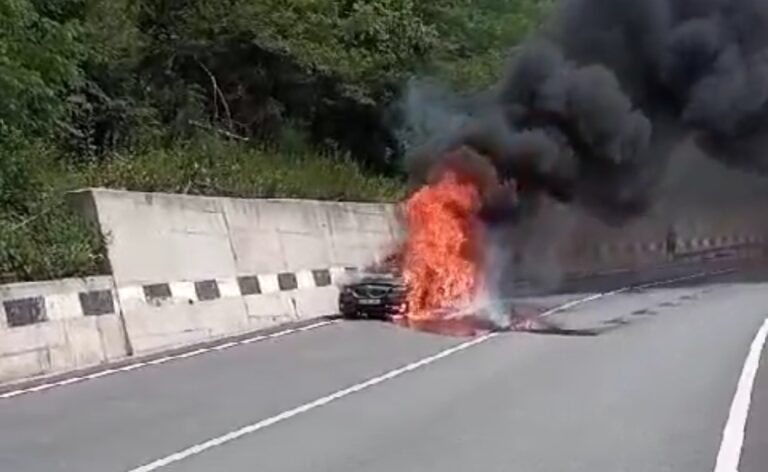 VIDEO O mașină a fost distrusă de un incendiu în Pasul Mestecăniș