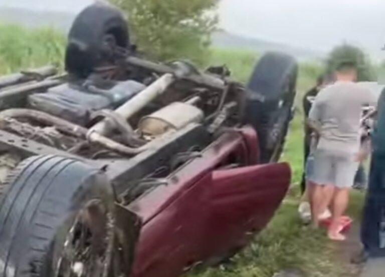 FOTO Trei minori și doi adulți au fost răniți după ce o mașină s-a răsturnat, la Pătrăuți