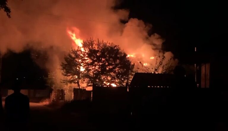 VIDEO Incendiu de proporții izbucnit noaptea trecută într-o gospodărie din Plopeni