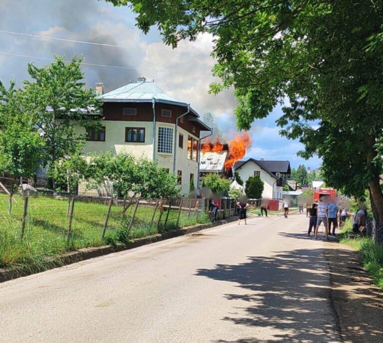 UPDATE FOTO Incendiu de proporții izbucnit într-o gospodărie din Vatra Moldoviței. Un minor de 15 ani a avut nevoie de îngrijiri medicale