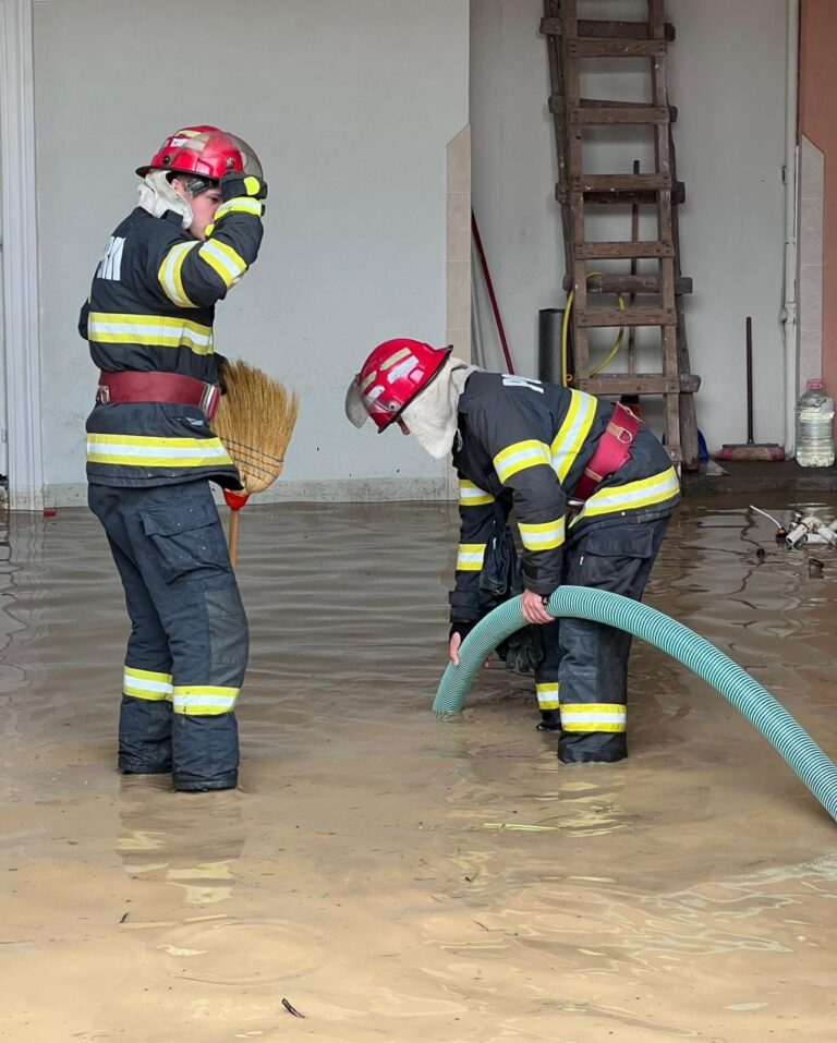 VIDEO Un bătrân a fost salvat de pompieri din calea viiturii, la Panaci