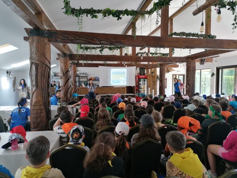 FOTO Polițiștii Biroului Siguranță Școlară alături de elevi pe perioada vacanței de vară în taberele școlare organizate în județul Suceava