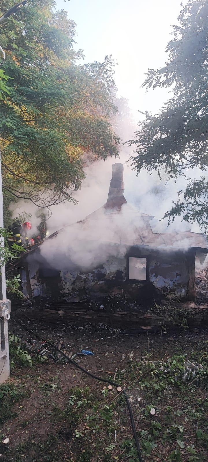FOTO Un bătrân a murit ars de viu în propria casă cuprinsă de flăcările pornite de la o lumânare, la Hănțești