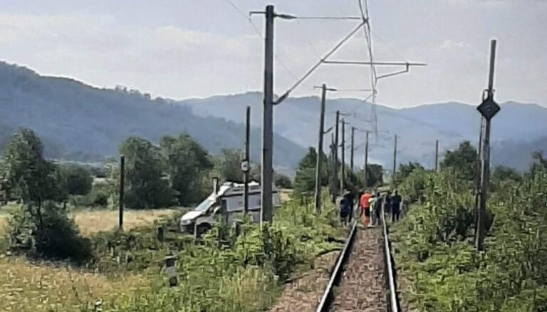 FOTO O femeie aflată în depresie și-a pus capăt zilelor, aruncându-se în fața trenului, la Păltinoasa