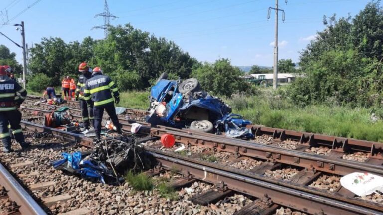 FOTO Mașina spulberată de trenul Suceava – București în care și-a pierdut viața o familie întreagă era condusă mama fetelor, care era însărcinată și avea permis de câteva luni