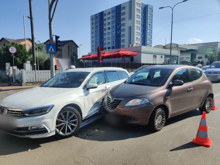 FOTO Două femei au fost rănite într-un accident produs în zona benzinăriei OMV Metro din Suceava