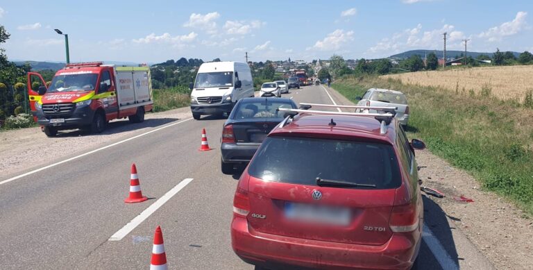 FOTO Carambol între trei mașini produs de un șofer neatent, la Dărmănești