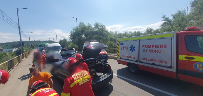 FOTO Șoferul unui BMW a produs un carambol între trei mașini pe pasarela de la Ițcani după ce a pătruns cu vehiculul pe contrasens