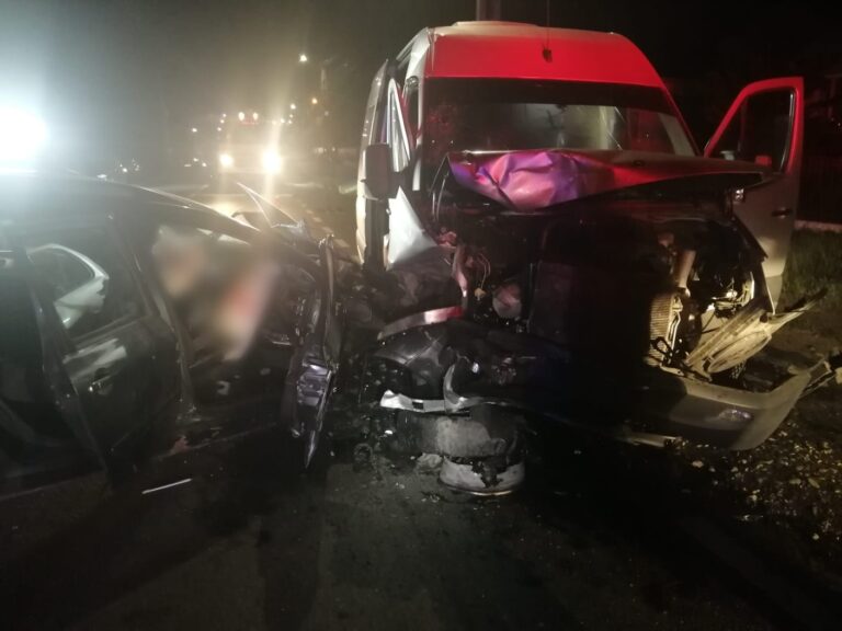 FOTO Grav accident produs noaptea trecută la Cornu Luncii. Cinci persoane au ajuns la spital după o coliziune produsă între o mașină și un microbuz