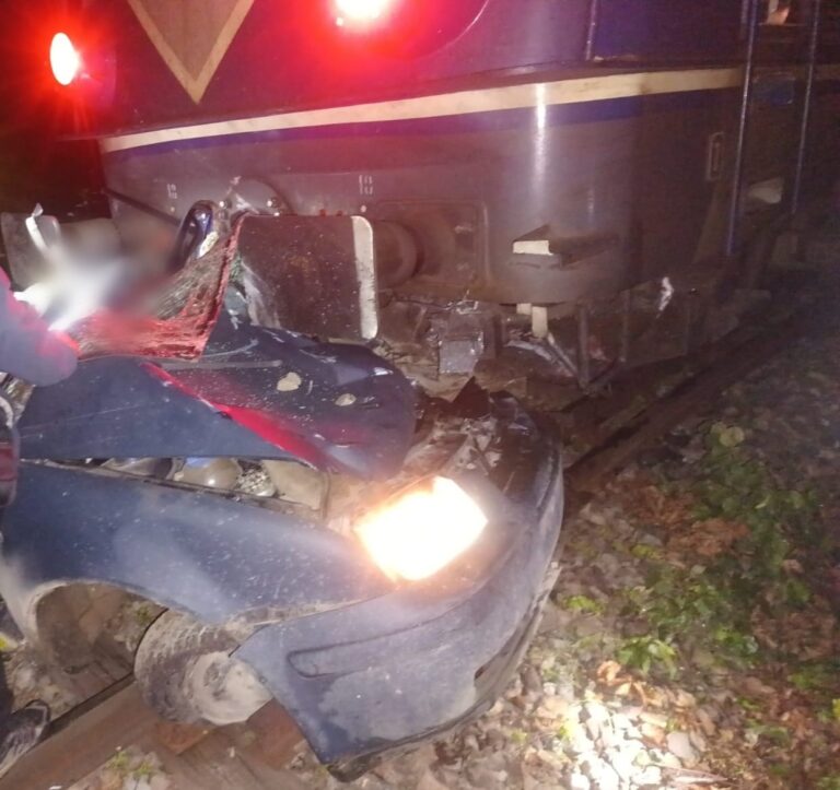 FOTO Un bărbat din Stulpicani a ajuns în stare critică la spital după ce s-a urcat la volanul unei mașini, fără a avea permis de conducere, și nu a acordat prioritate de trecere unui tren, la Câmpulung Moldovenesc