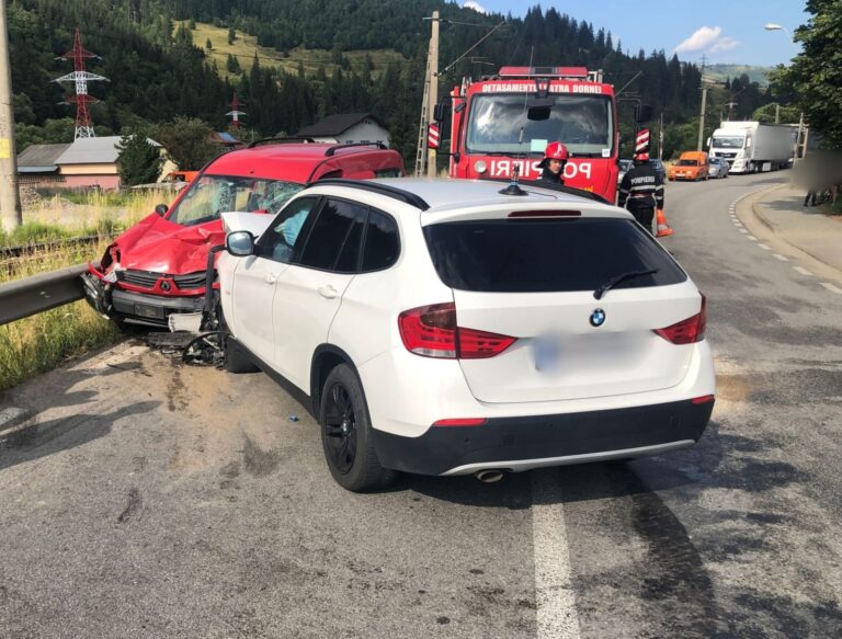 FOTO Trei persoane au ajuns la spital în urma unui accident produs la Vatra Dornei