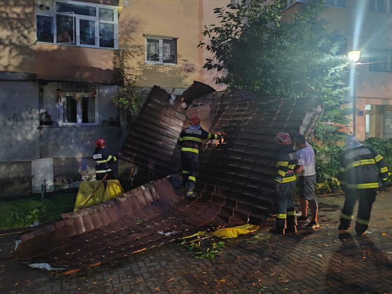 FOTO Acoperișul unui bloc din Fălticeni a fost smuls de vânt